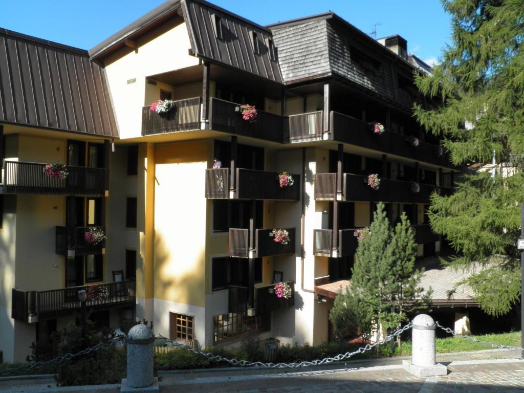R.T.A. Hotel Des Alpes 2 Мадонна-ді-Кампільйо Екстер'єр фото