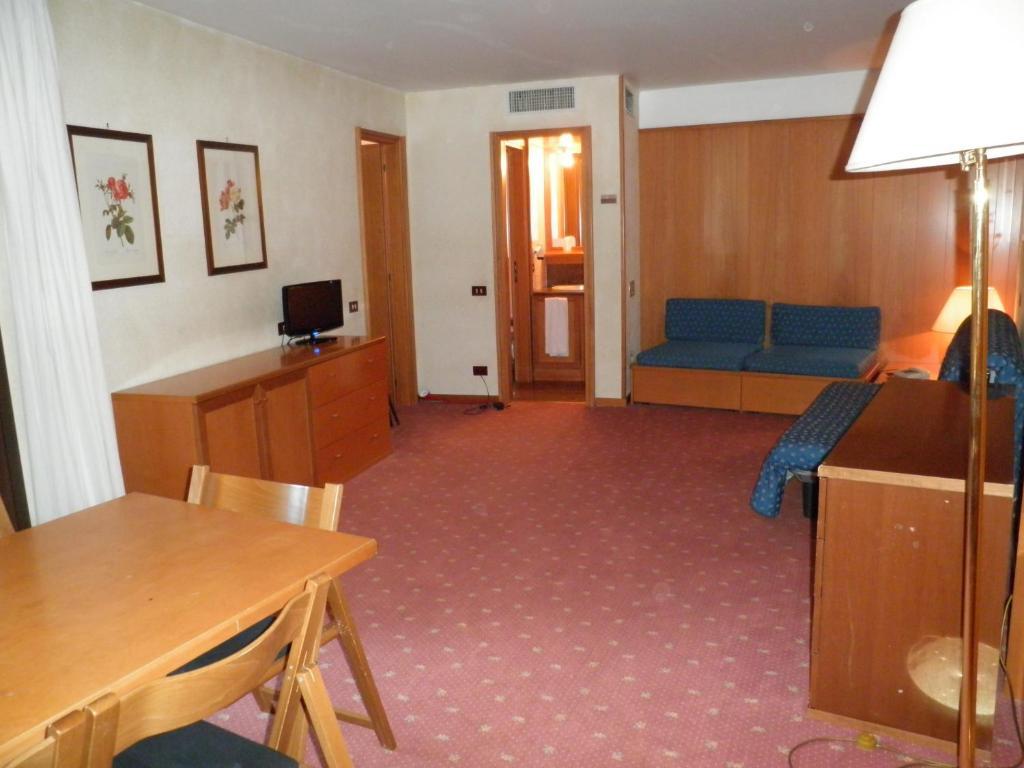 R.T.A. Hotel Des Alpes 2 Мадонна-ді-Кампільйо Номер фото