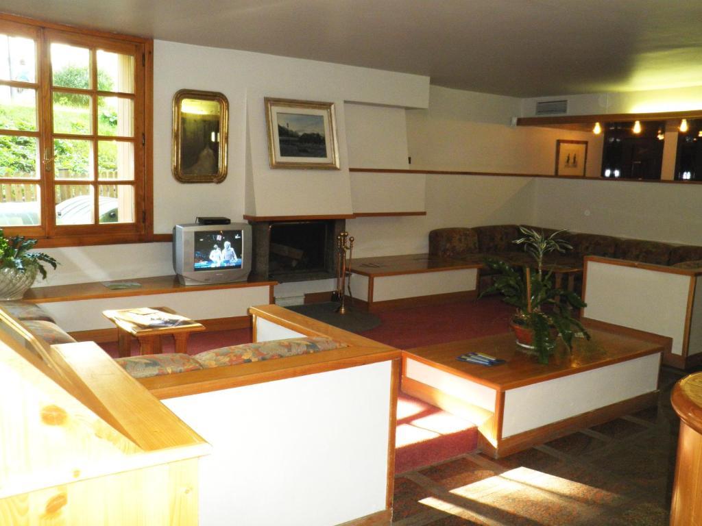 R.T.A. Hotel Des Alpes 2 Мадонна-ді-Кампільйо Екстер'єр фото