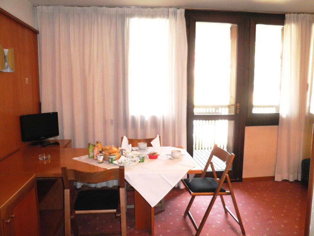 R.T.A. Hotel Des Alpes 2 Мадонна-ді-Кампільйо Номер фото