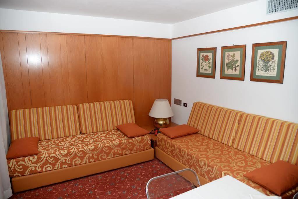 R.T.A. Hotel Des Alpes 2 Мадонна-ді-Кампільйо Екстер'єр фото